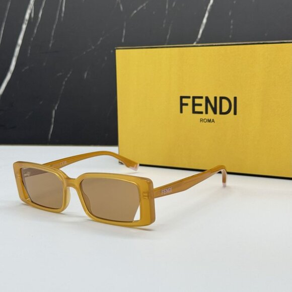 NEW FE40164I 44J FENDI SQUARE ORANGE WOMEN FENDI SUNGLASSES - Picture 1 of 10
